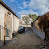 ...accanto al quale si trova un locale ancora aperto. Ci affacciamo per dare un�occhiata e all�interno scoviamo uno spiazzo sul quale � parcheggiato un tre ruote blu. Ad accoglierci � il 60enne Peppino. �Questo deposito � uno dei pochi rimasti attivi su via Oberdan�, ci spiega